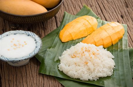 Rýe s kokosovým mlékem a mangem (Mango Sticky Rice)