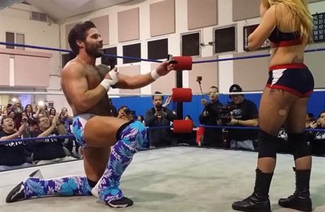 Joey Ryan ádá Lauru Jamesovou o ruku bhem jejich zápasu.