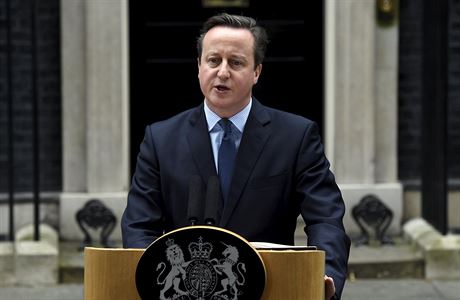 Britský premiér Cameron pi projevu na Downing street