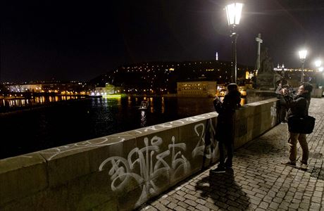 Graffiti na Karlov most.