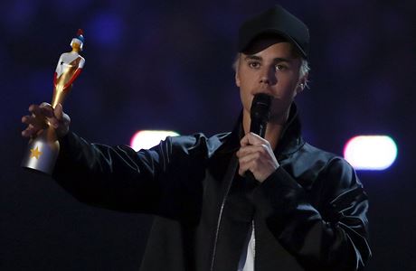 Justin Bieber dostal vloni Brit Award. Letos je nominován na Grammy.