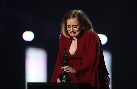 Adele nezakryla sv emoce pi pebrn ceny za celosvtov spch.