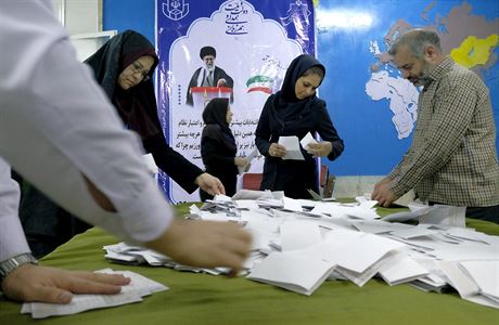 Sčítání hlasů ve volební místnosti v Teheránu.