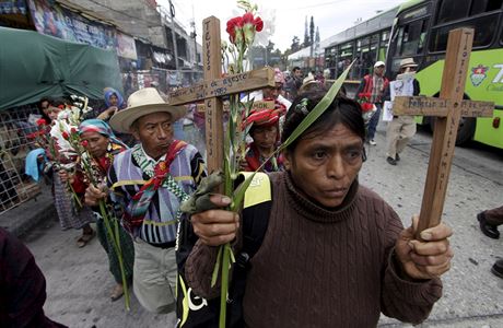 Domorod lid prvodem 25. nora v Guatemale pipomnaj Nrodn den za...