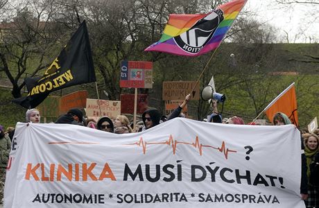 Shromádní a solidární pochod za zachování centra Klinika v Jeseniov ulici v...