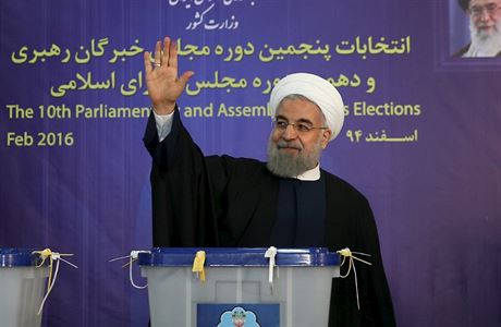 Íránský prezident Hassan Rouhani ve volební místnosti.