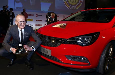 Karl-Thomas Neumann, vkonn editel Opel Group, pzuje s automobilem roku.