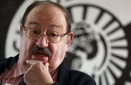 Umberto Eco na snímku v roce 2010 pi pedstavování románu Praský hbitov.