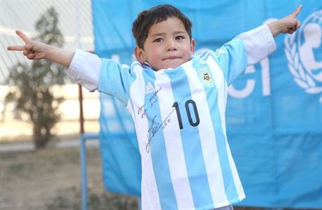 Mal Murtaza se raduje s argentinskm dresem Messiho s jeho vnovnm.