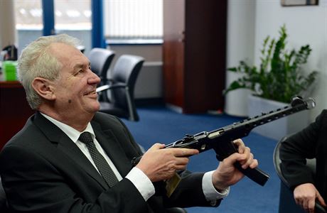 Prezident Zeman se znehodnoceným samopalem, který dostal darem od libereckého...