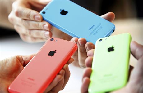 Barevné varianty telefonu iPhone 5C.