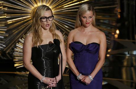 Kate Winsletov (vlevo) a Reese Witherspoonov bhem pedvn Oscar.