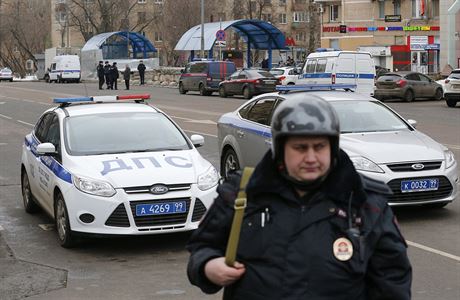 Ruský policista na míst incidentu (stanice metra Okabrskoje Pole).