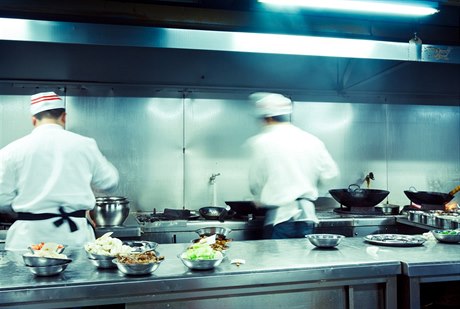 Šéfkuchaři restaurace při práci (ilustrační foto)