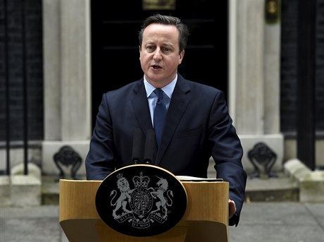 Britský premiér Cameron pi projevu na Downing street