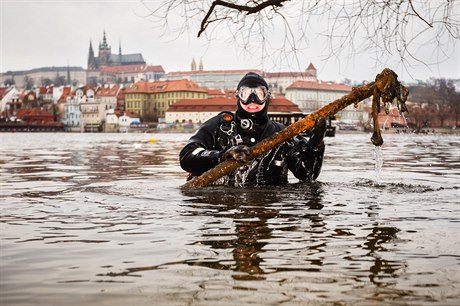 První kamenný most v eských zemích byl postavený ve dvanáctém století, stál...