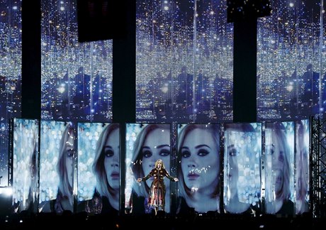 Adele pi svém vystoupení na BRIT Awards.