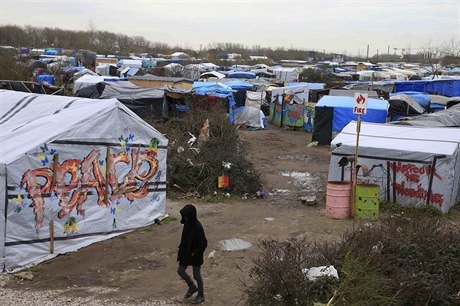 Uprchlický tábor v Calais, ze kterého podnikají uteenci pokusy naskoit na...
