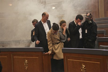 Kosovská opozice vypustila v parlamentu slzný plyn