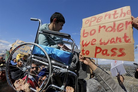 Uprchlíci a migranti se hromadí ped hranicemi balkánských stát