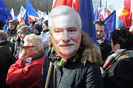 Demonstrant s maskou Lecha Walesy ve Varav