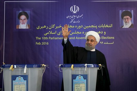 Íránský prezident Hassan Rouhani ve volební místnosti.