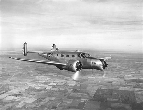 Beechcraft Model 18 - v tomtu typu letadla zmizeli eskosloventí hokejisté.