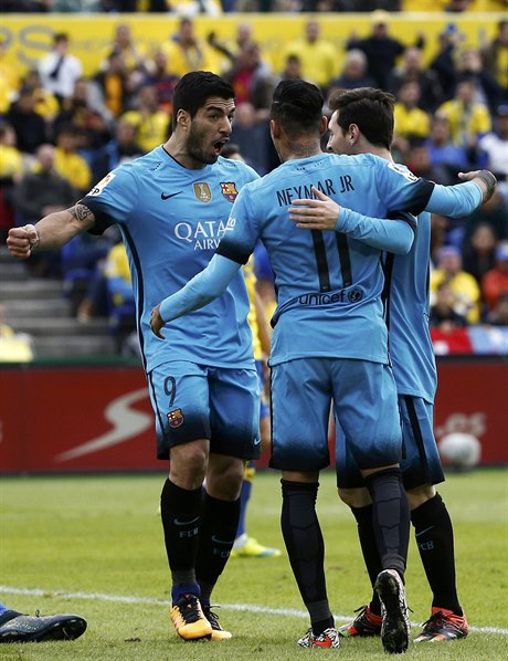Luis Suárez se raduje s Neymarem a Lionelem Messim ze svého gólu