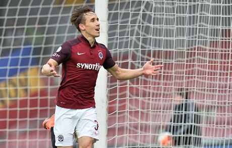 Josef �ural se raduje ze vst�eleného gólu.