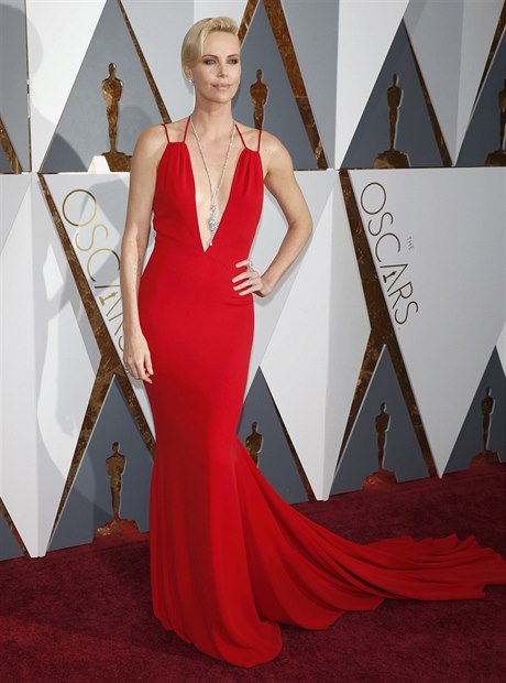 Charlize Theronová na červeném koberci při příchodu na Oscary.