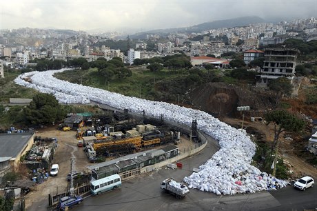Nekonenou eku pipomínají tisíce zapáchajících pytl s odpadky, které...
