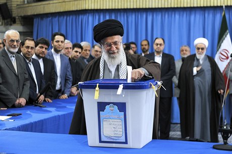 Kdo vybere příštího ajatolláha? Íránci hlasují o podobě nového parlamentu. Volí...
