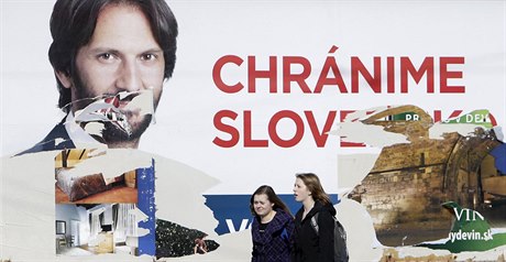 Potrhané volební billboardy strany SMER v Bratislavě.