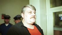 Ivan Jonák před soudem v roce 2002.