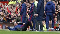 Louis van Gaal ukázal pádem na trávník, jak fotbalisté Arsenalu simulují....