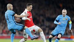 Lionel Messi p�ekonává Petra �echa.