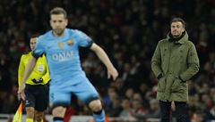 Lionel Messi p�ekonává Petra �echa.