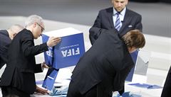 Sítání hlas pi volbách nového pedsedy FIFA.