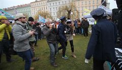 Na demonstraci se objevily nejr�zn�j�í p�evleky