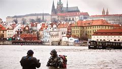 Potápi z týmu Kapr Divers s památkái z NPÚ prohledávali o víkendu dno Vltavy...