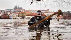 Potápěči ve Vltavě našli základ druhého pilíře Juditina mostu