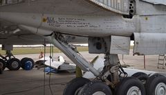 Na pláti letounu zstaly etné nápisy a vzkazy.