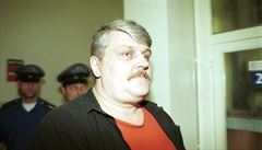 Ivan Jonák ped soudem v roce 2002.