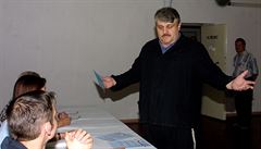 Ivan Jonák chce v roce 2002 volit ve Valdicích. Komise mu to ale neumoní - má...