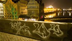 Podpis neznámého vandala na Karlov most.