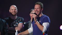 Chris Martin pebírá s Coldplay cenu pro nejlepí britskou skupinu.
