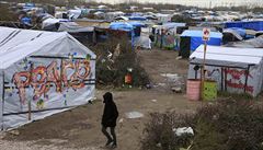 Uprchlický tábor v Calais, ze kterého podnikají uteenci pokusy naskoit na...