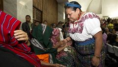 Rigoberta Menchu potásla rukou pítomným obtem.