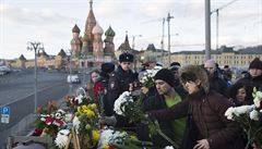 Rusové si za dohledu bezpenostních sloek pipomínají Borise Nmcova