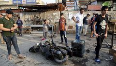 Lidé pomáhají na místě činu v Bagdádu. Ilustrační foto. | na serveru Lidovky.cz | aktuální zprávy